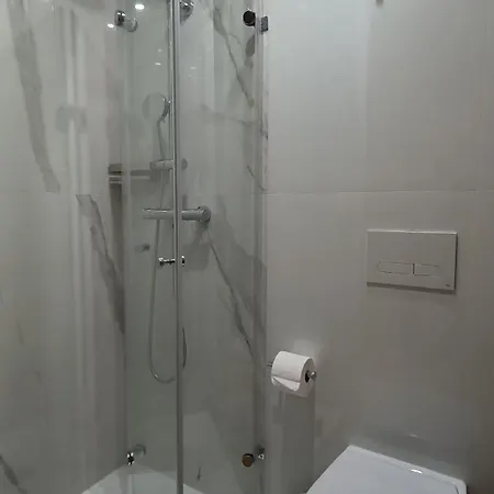 Domi & ゲストハウス ギマランイス