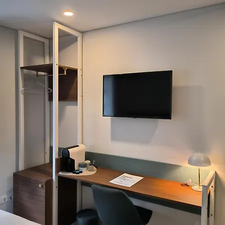 Domi & ゲストハウス ギマランイス