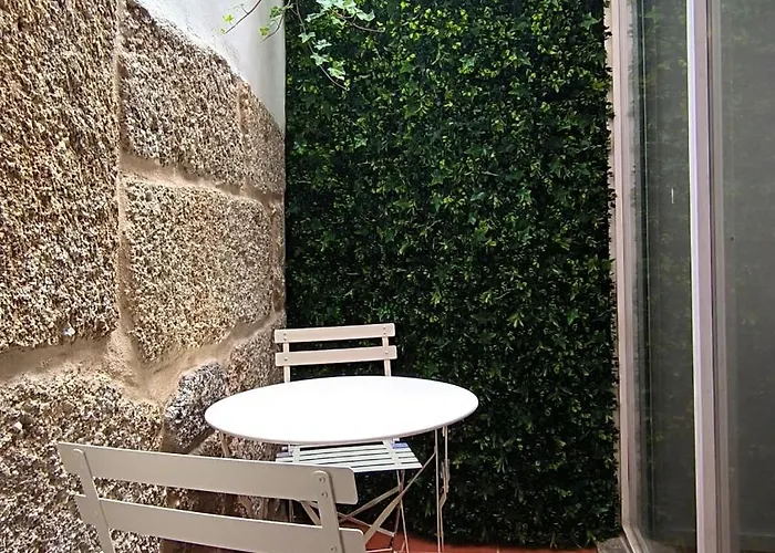 Domi & ゲストハウス ギマランイス